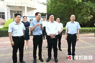 「直播吧在现场」众多球迷聚集在酒店外等待C罗，齐喊C罗名字！